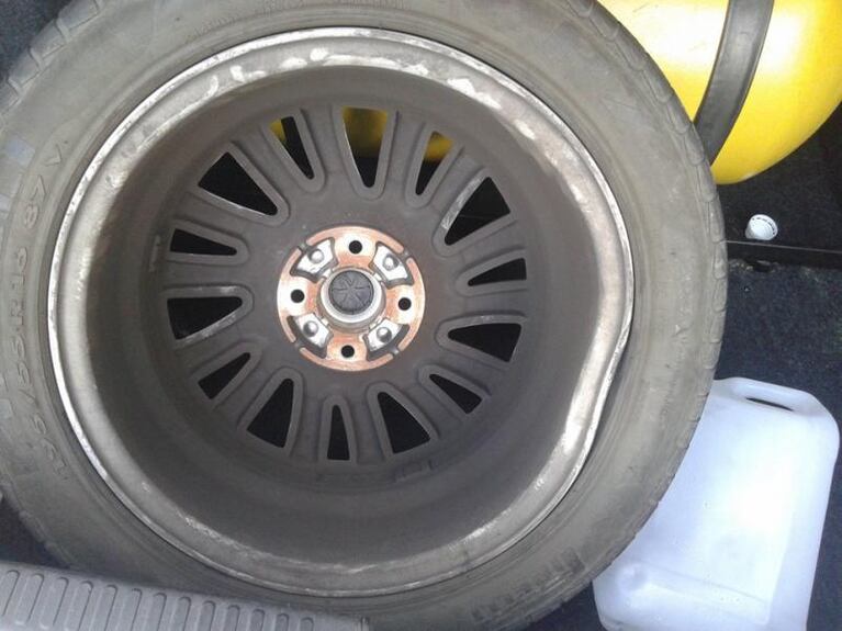 Tres grandes baches provocaron daños a un automovilista