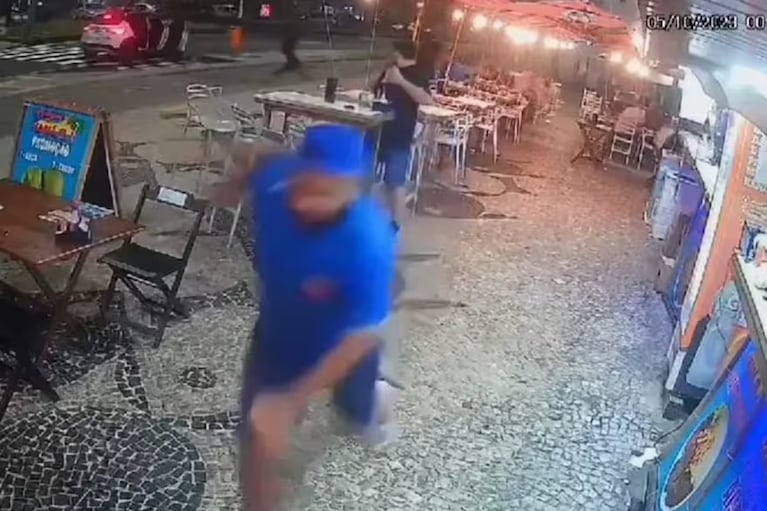 Tres hombres fueron asesinados mientras cenaban en un bar de la playa.