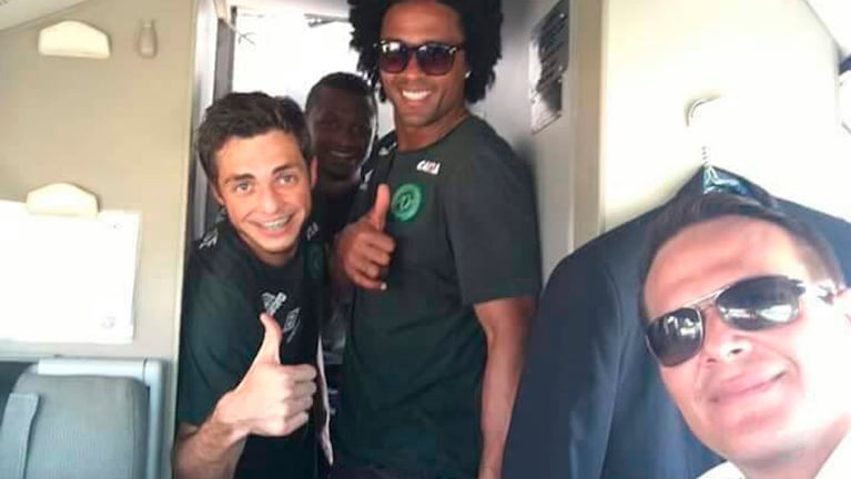 Tres jugadores saludando en la cabina del avión.