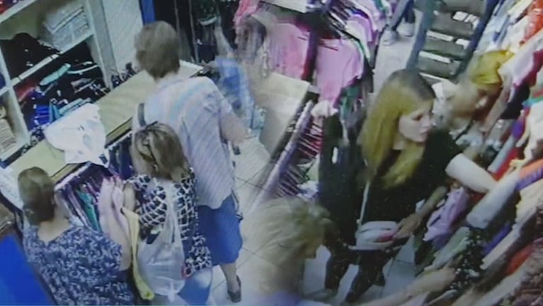 Tres ladronas en acción en un local de ropa de la peatonal. 