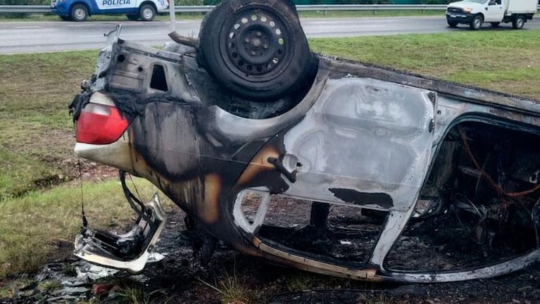 Tres ladrones huyeron de la Policía, volcaron y se les incendió el auto