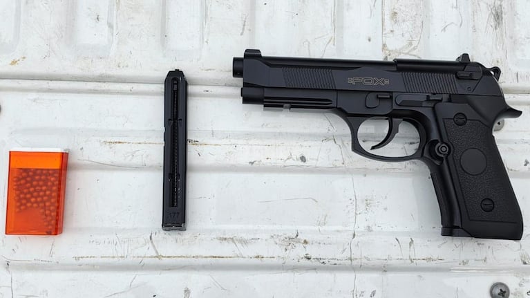 Tres menores fueron detenidos y se secuestró un arma.
