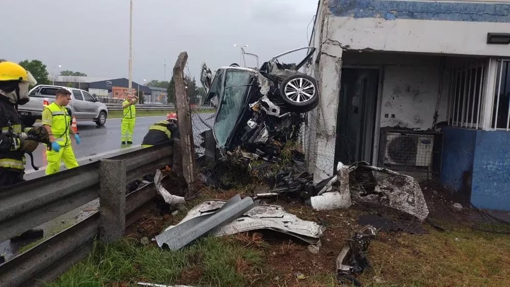 Tres mujeres murieron tras impactar contra una cabina del peaje.