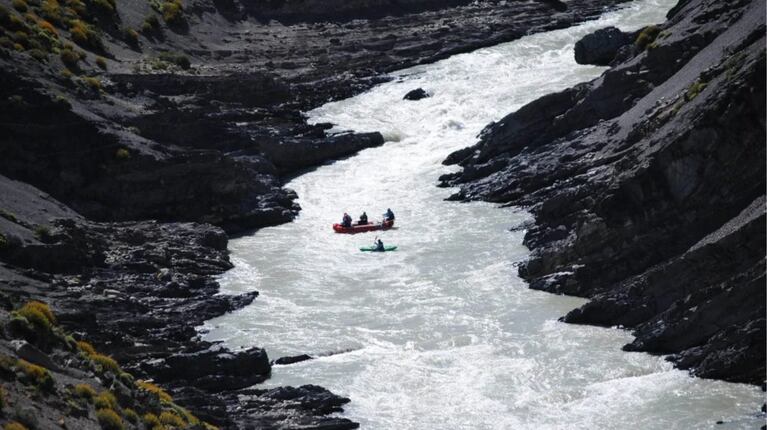 Tres personas murieron durante una excursión de rafting en El Chaltén: el gomón se dio vuelta y cayeron al río. (Foto: Ahora Calafate)