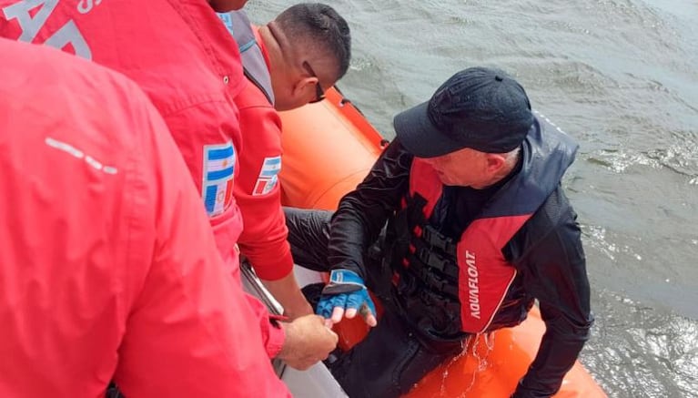 Tres personas se dieron vuelta en un velero en Embalse: las fotos del rescate