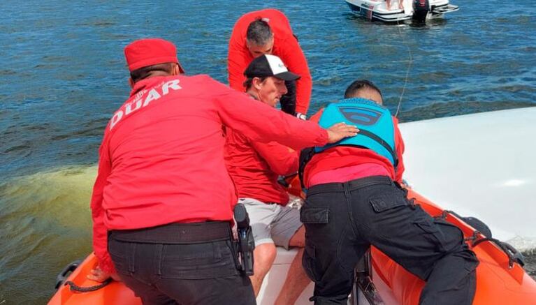 Tres personas se dieron vuelta en un velero en Embalse: las fotos del rescate