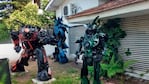 Tres robots Transformers y un androide están en la puerta de la vivienda en Adrogué. (Foto: La Nación)