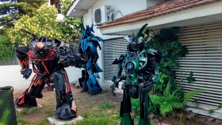 Tres robots Transformers y un androide están en la puerta de la vivienda en Adrogué. (Foto: La Nación)