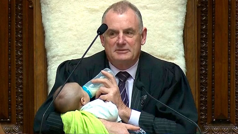 Trevor Mallard fue noticia alimentando al bebé de uno de los diputados en medio de la sesión