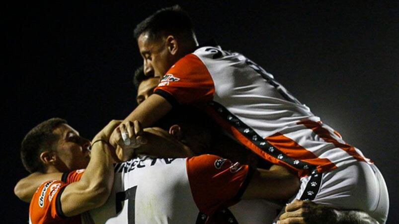 ¡Triunfazo! La Gloria arranca en la segunda división del fútbol argentino.