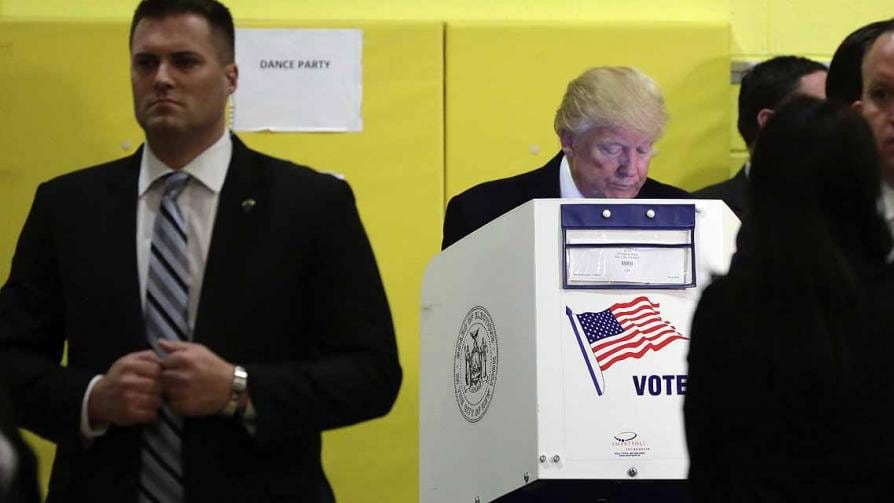 Trump, en el momento de su voto. Foto: AP.