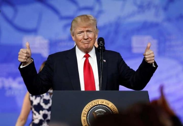 Trump expulsó a los medios críticos de una conferencia
