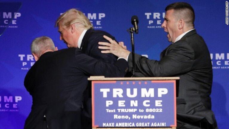 Trump fue retirado por los agentes de seguridad.