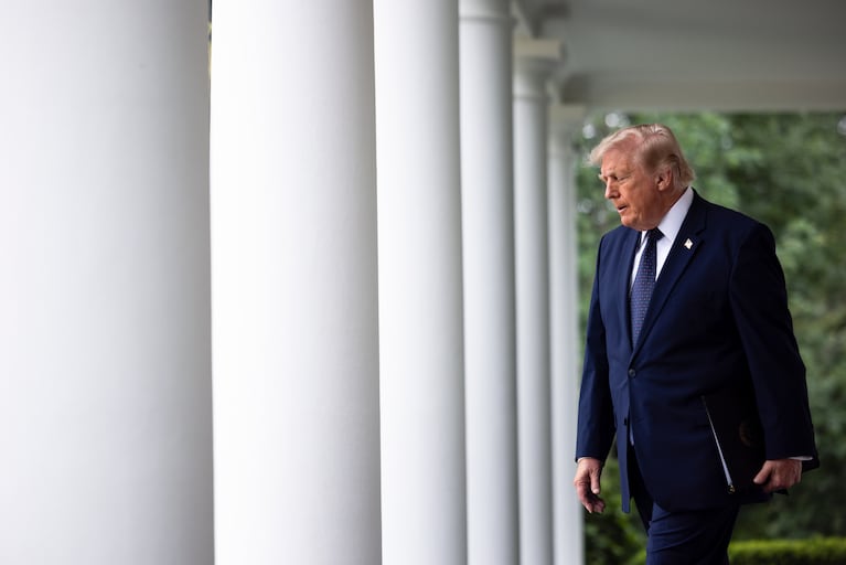 Trump gambetea decisión de la Corte con nuevo arancelamiento