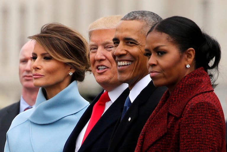 Trump junto a su esposa Melania y a Barack y Michelle Obama en 2017. REUTERS/Jonathan Ernst/File Photo
