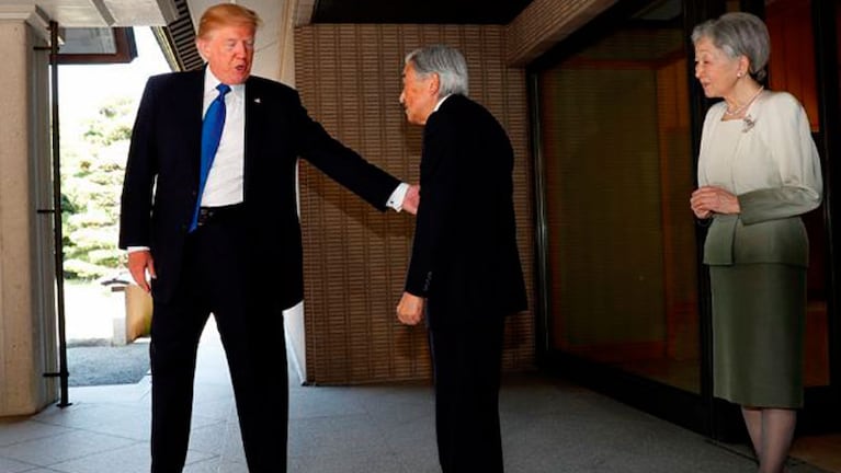 Trump se salió de todos los protocolos en su gira por Japón.