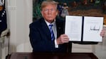 Trump sostiene el documento con la firma de la retirada de EE.UU. del acuerdo nuclear con Irán.