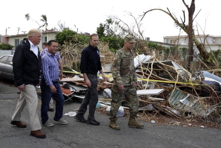 Trump tiró papel higiénico a damnificados por el huracán