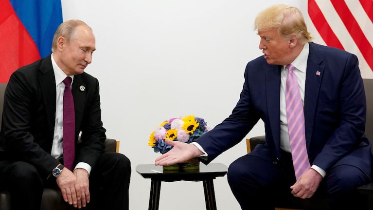Trump y Putin mantuvieron un diálogo de una hora y media.