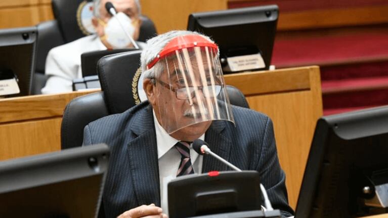 Tucumán: legisladores usaron "máscaras solidarias" destinadas a médicos