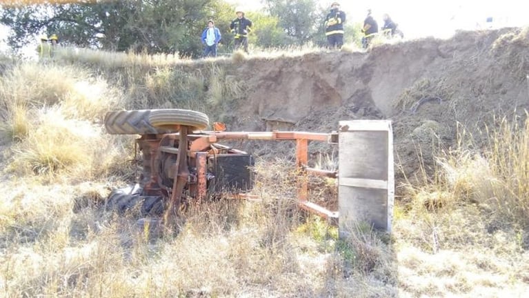 Tumbó y murió aplastado por un tractor en un campo cerca de Almafuerte