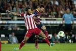 Turan le hace sentir el rigor a Lío en un cruce entre el Atlético y Barcelona.