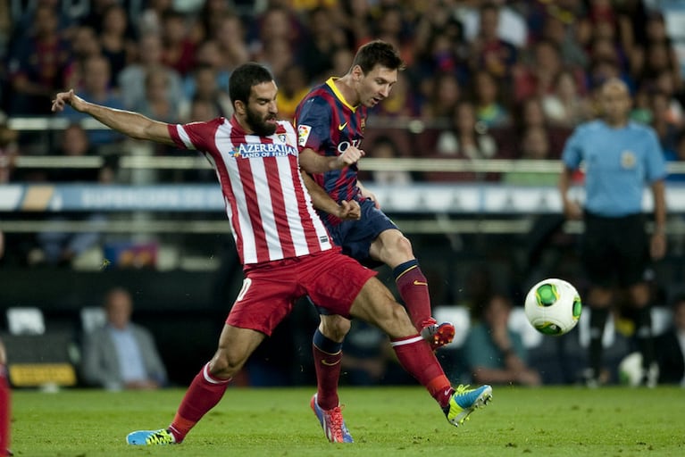 Turan le hace sentir el rigor a Lío en un cruce entre el Atlético y Barcelona.