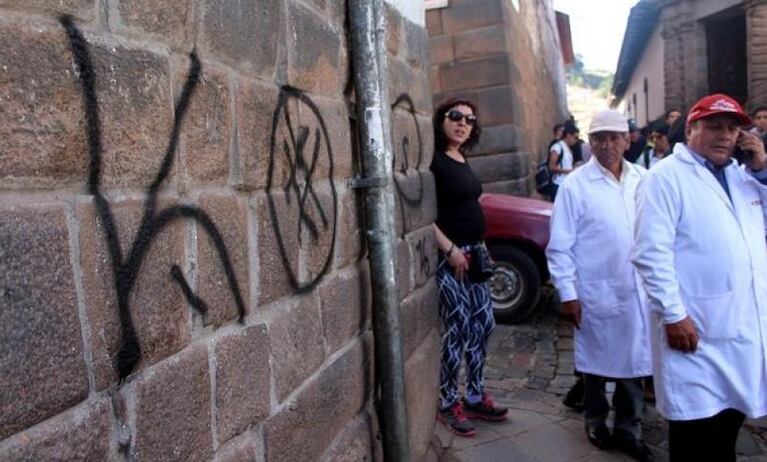 Turistas argentinos, detenidos por pintar un muro Inca