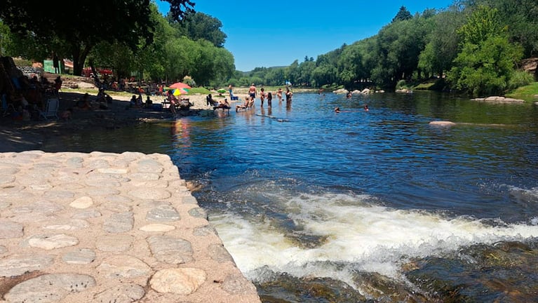 Turistas disfrutan de los ríos de Córdoba. Foto: Juan Pablo Lavisse/El Doce.