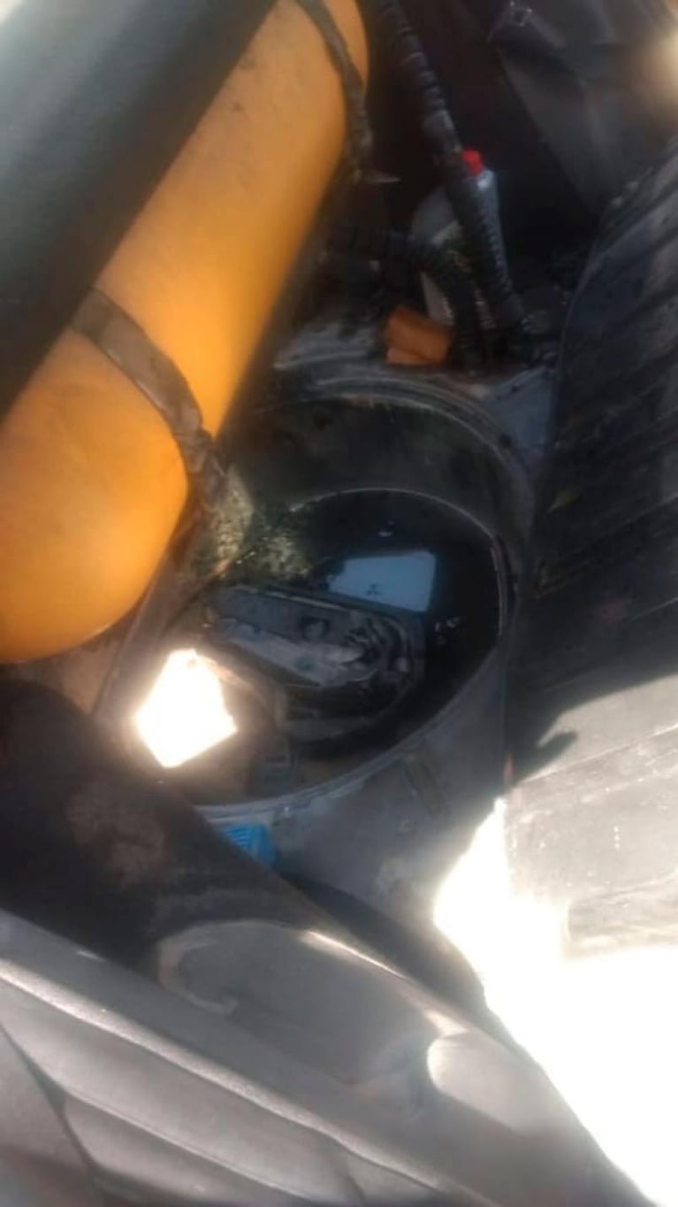Turistas guardaron brasas en el baúl: el auto se prendió fuego y casi explota