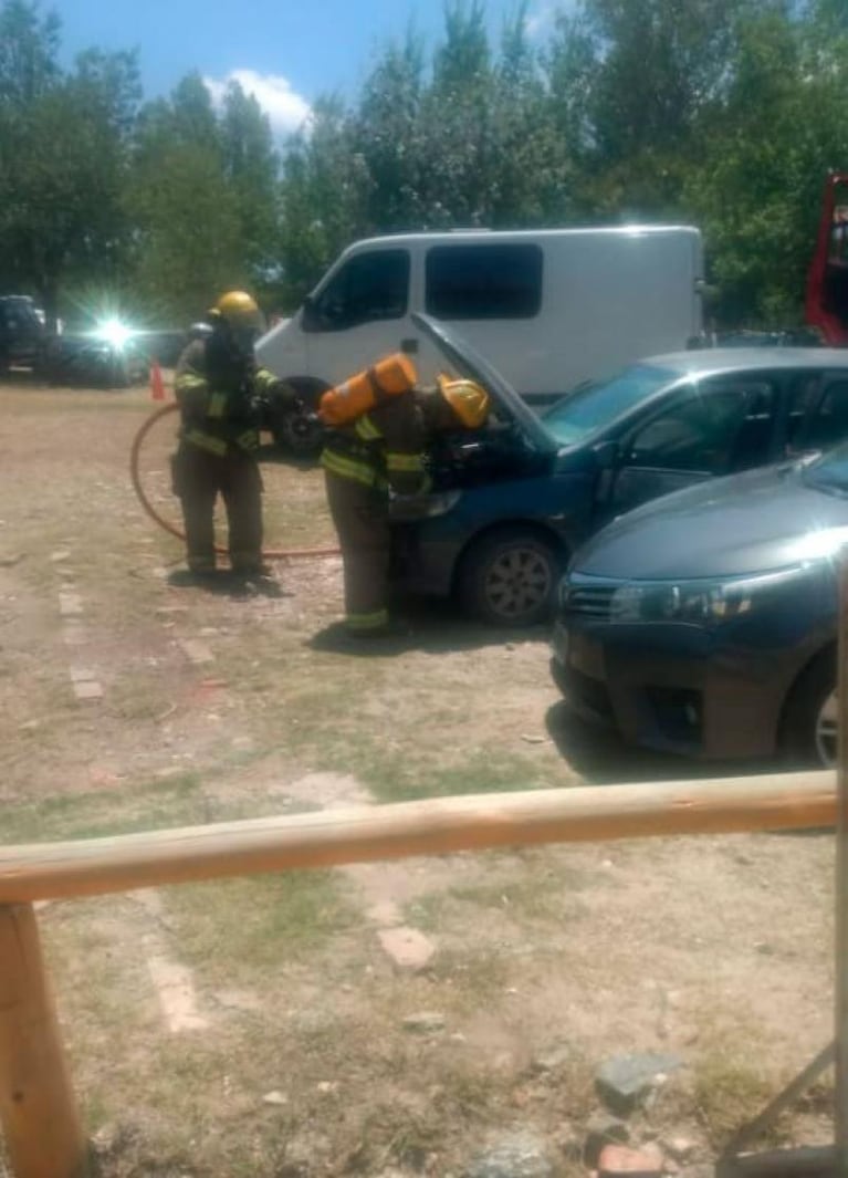 Turistas guardaron brasas en el baúl: el auto se prendió fuego y casi explota