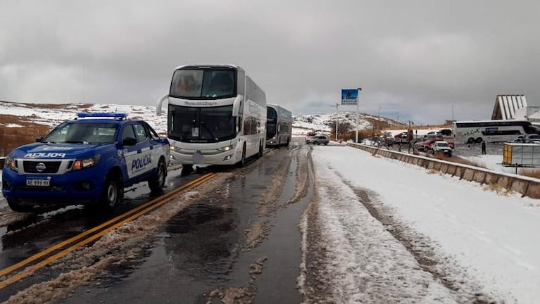 Turistas y niños varados por la nieve en Córdoba: rescates en las sierras
