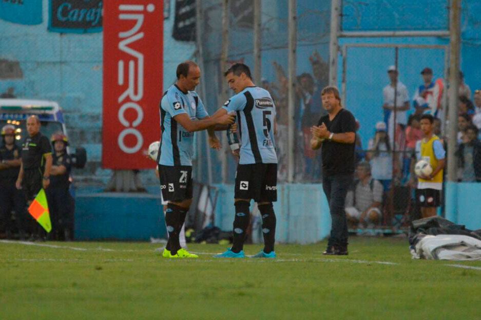 Turús le pasa la cinta de capitán a Guillermo Farré, ante el aplauso de Zielinski. Se despide un histórico de Belgrano. Foto: Lucio Casalla / ElDoce.tv