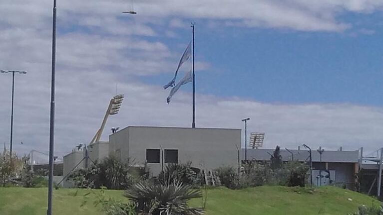 Tus reclamos: Yuyos en San Vicente, la bandera del IPEF y las calles en Mina Clavero