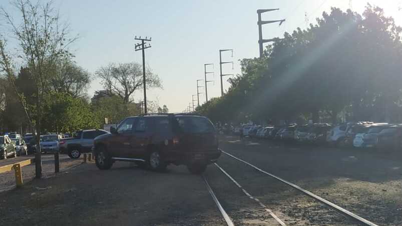 Tuvieron que avisar por altos parlantes para que movieran los autos de las vías. Foto: El Doce