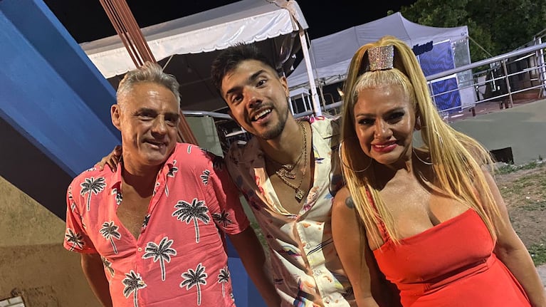 Tyago Griffo junto a sus padres, la Bomba Tucumana y el Tigre Ariel