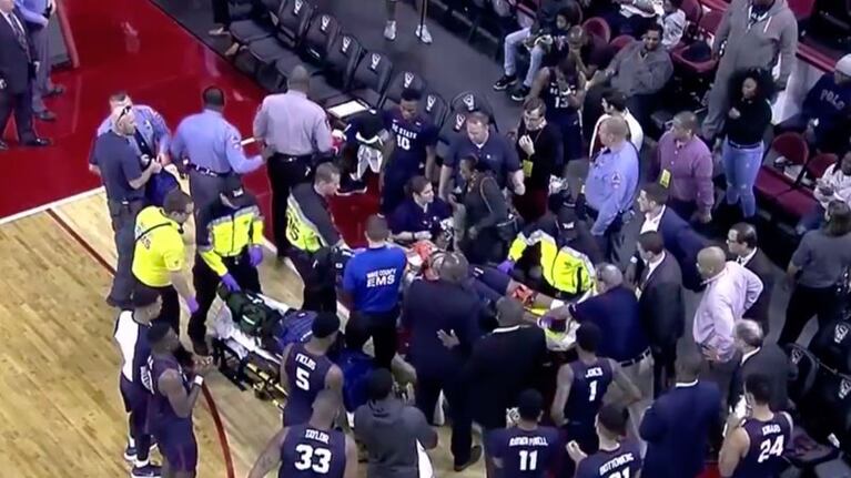Tyvoris Solomon abandonó la cancha en un camilla.
