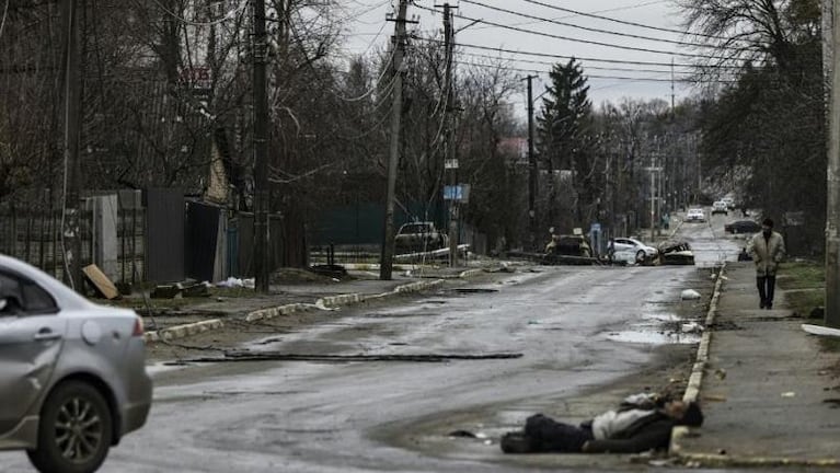 Ucrania halló cientos de cadáveres en una zona recuperada: "Carniceros y asesinos"
