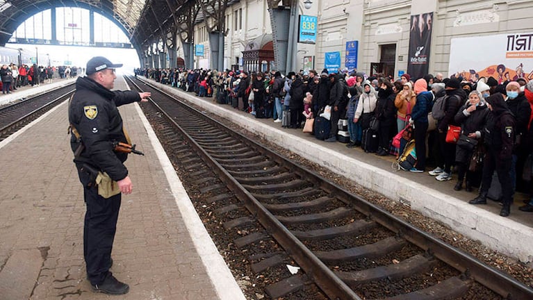 Ucraniano esperan un tren a Polonia en la estación de Lviv. Foto: Reuters.