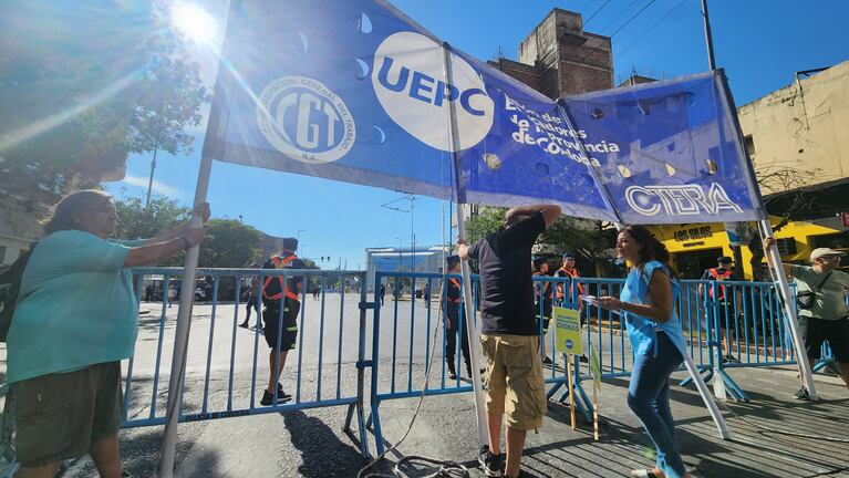 Uepc protesta afuera de la Legislatura de Córdoba.