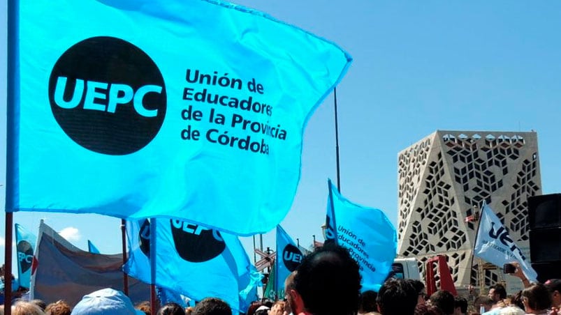 UEPC se moviliza hasta la Casa de Gobierno provincial.