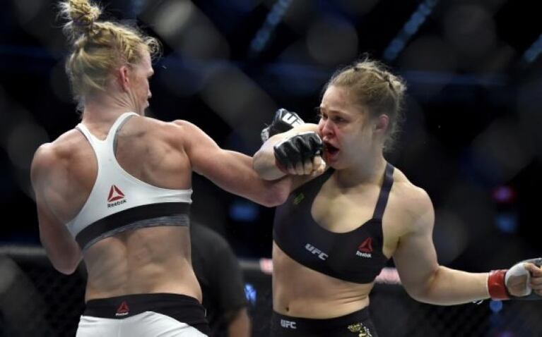 UFC: noquearon a la campeona con una patada terrible