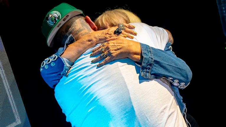 Ulises bueno abraza emocionado a Betty Olave tras tocar en el Gran Rex.