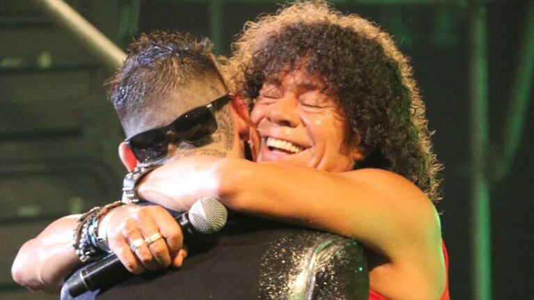 Ulises Bueno apareció de sorpresa en el baile a la Mona Jiménez.