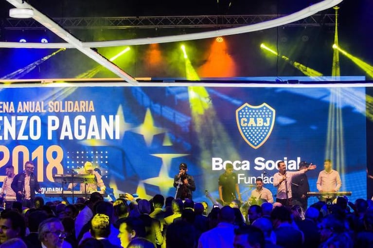 Ulises Bueno cantó en la cena solidaria de Boca