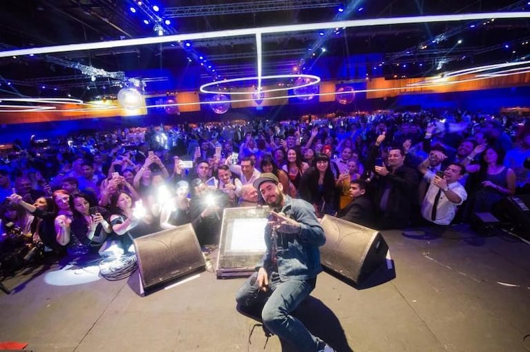 Ulises Bueno cantó en la cena solidaria de Boca