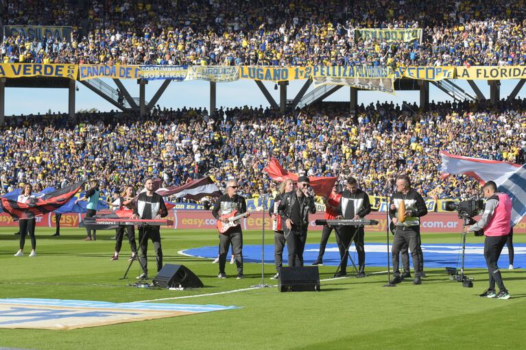 Ulises Bueno cantó en la final Boca - Tigre ante más de 55 mil personas. Foto: Lucho Casalla