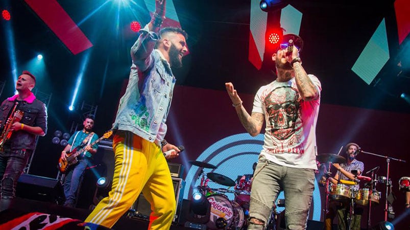 Ulises Bueno cantó y bailó en el escenario junto a la banda más divertida.