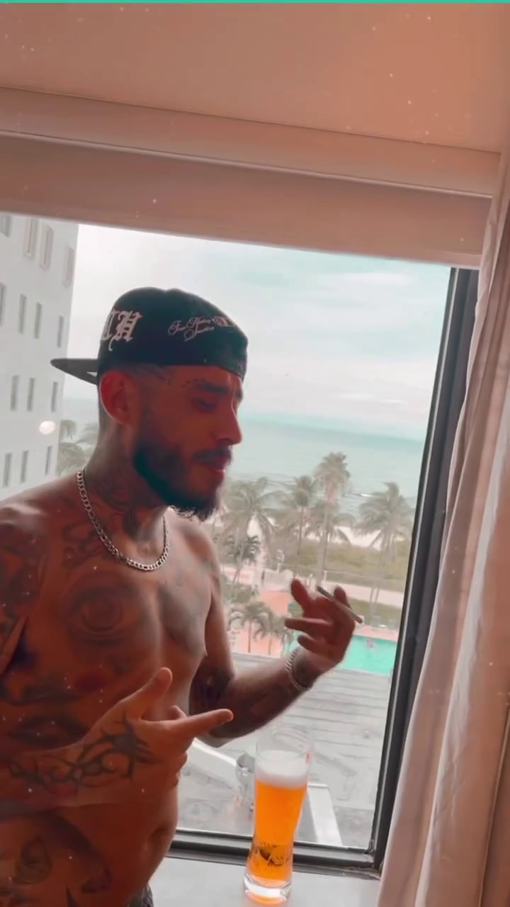 Ulises Bueno, en Miami y cantando trap frente al mar