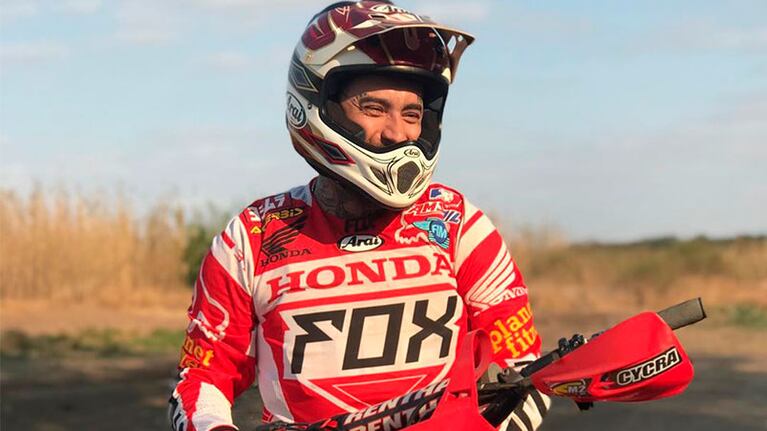 Ulises Bueno, feliz arriba de su moto.
